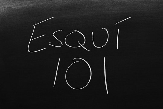 The words Esquí 101 on a blackboard in chalk.  Translation: Skiing 101