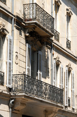 Vieux balcons en fer forg&eacute; sur vieille fa&ccedil;ade, ville de N&icirc;mes, d&eacute;partement du Gard, France