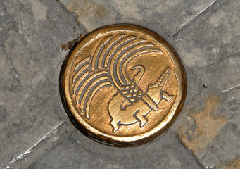 Clou de bronze, emblème de la ville, ville de Nîmes, département du Gard, France