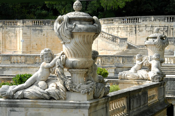 Fototapeta na wymiar Sculptures jardin de La Fontaine (XVIIIe siècle), ville de Nîmes, département du Gard, France 