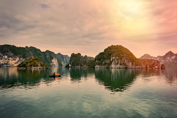 Fototapeta na wymiar Halong bay boats, Vietnam Panoramic view of sunset in Halong Bay, Vietnam, Southeast Asia,UNESCO World Heritage Site