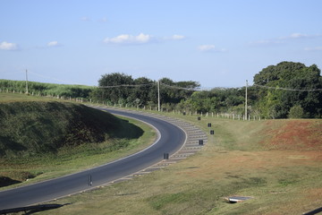 Curva em estrada com paisagem verde