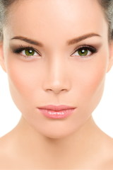 Fototapeta premium Azjatycka piękna kobieta. Poważny portret pięknej chińskiej rasy mieszanej z makijażem smokey eyes, cieniem do powiek, tuszem do rzęs, różem na policzkach i ustach. Chirurgia plastyczna, operacja nosa, lifting twarzy.