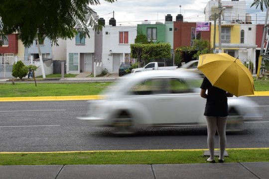 CHICA DE PARAGUAS AMARILLO