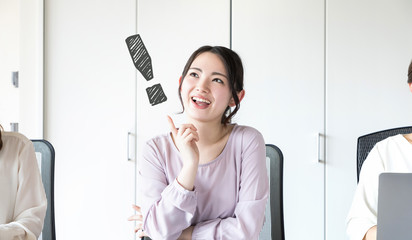 ひらめく女性