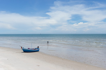 Fototapeta na wymiar Beautiful sky and sea in the sunny day during the summer vacation in Thailand