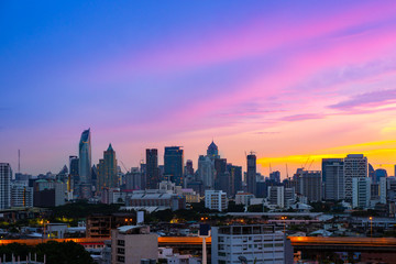 Fototapeta premium Bangkok wieżowiec Cityscape w Twilight Time, Tajlandia.