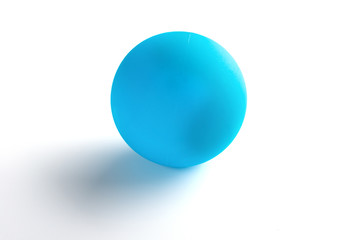 blauer Massageball auf weißem Hintergrund