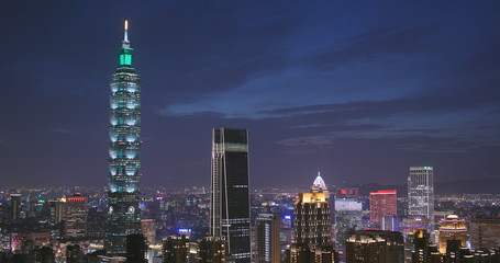 Fototapeta na wymiar Taipei city at night