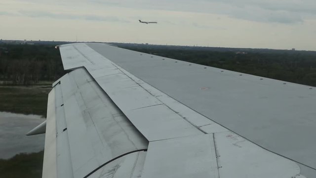 Simultaneous of two planes at Minneapolis-Saint Paul International Airport from inside one of the planes.