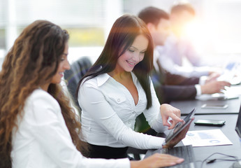 Obraz premium colleagues women working on digital tablet