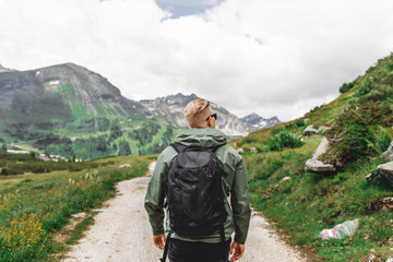 Mann wandert durch die Berge