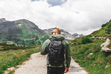 Mann wandert durch die Berge