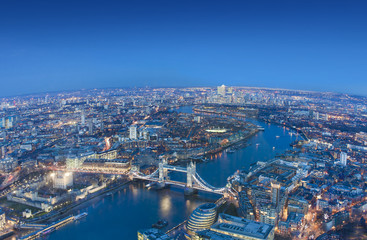 large vue sur la ville de Londres dans une belle nuit. prise de vue aérienne