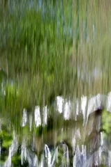 Fototapete Olivgrün Wand aus fließendem Wasser in der Natur als Hintergrund