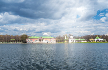 Obraz premium Beautiful view of palace and church Kuskovo ensemble from water