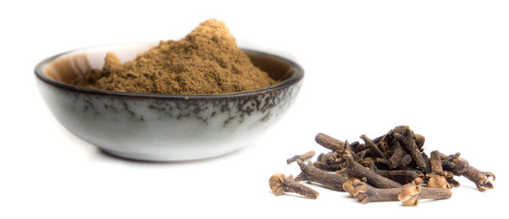 Nelken mit Nelkenpulver isolier