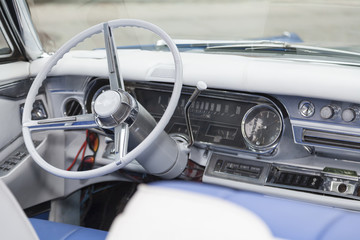 oldtimer cockpit mit weißem lenkrad und schaltknüppel