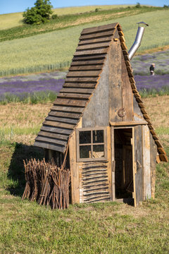 Small wooden hut 