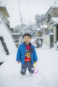 雪の中に立っている男の子