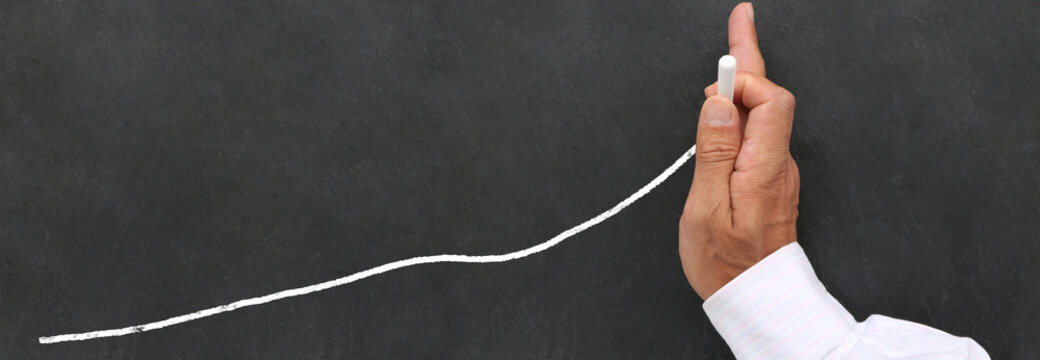 Stopper une courbe croissante sur un tableau noir 