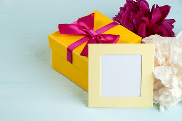 Blank note, yellow gift box with bow