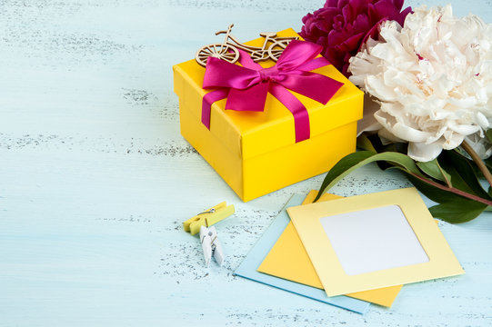 Blank Note, Yellow Gift Box With Bow