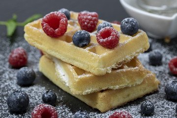 Eier-Waffeln mit Beeren