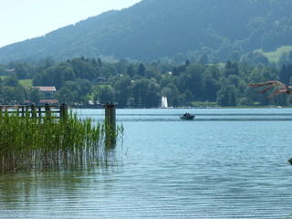 Blick vom Ufer über den See in die Berge