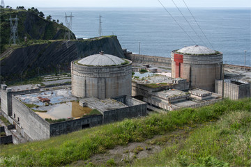 Fototapeta na wymiar centrale atomique abandonnée à Urizar sur la côte nord de l'Espagne