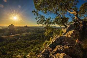 Tuinposter Zonsondergang gezien vanaf Mt Tibrogargan, Glass House Mountains, Sunshine Coast, Queensland, Australië © Martin Valigursky