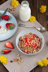 Müsli mit frischen Erdbeeren