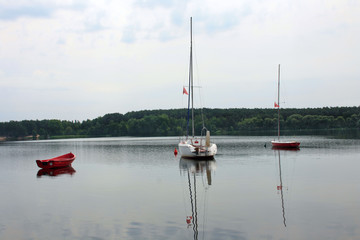 Fototapeta na wymiar Colorful boats on the lake