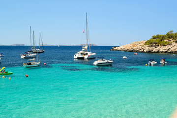 Obraz premium popołudnie na plaży w Cala Salada, Sant Antoni de Portmany Ibiza, Hiszpania