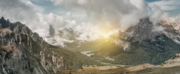 Panorama mit Blick auf die Alpen und Berge bei Sonnenschein und Wolken