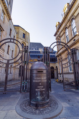 The Front Entrance of Edinburgh Sheriff Court and Justice of the Peace Court, Chambers Street, Edinburgh, Scotland, UK. - obrazy, fototapety, plakaty