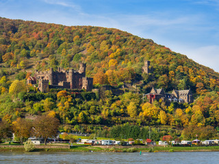 Burg Reichenstein am Rhein im Herbst