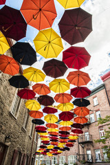 Fototapeta premium Wiele parasoli na ulicy Petit Champlain w mieście Quebec w Kanadzie