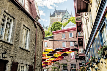 Fototapeta premium Wiele parasoli na ulicy Petit Champlain w mieście Quebec w Kanadzie