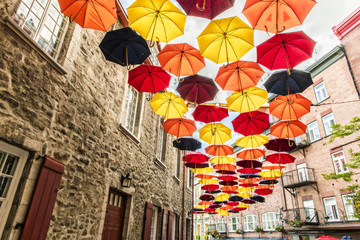 Obraz premium Wiele parasoli na ulicy Petit Champlain w mieście Quebec w Kanadzie