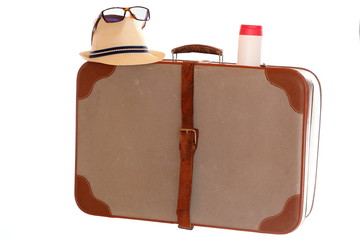 alter Reiskoffer mit Hut