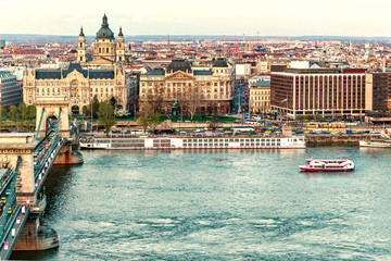 Obraz premium Famous chain bridge and Danube river