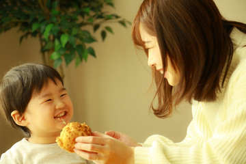 シュークリームを食べる親子