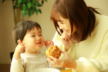 シュークリームを食べる親子