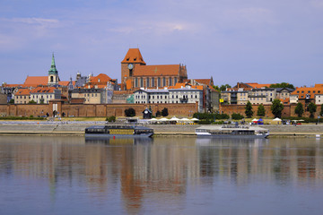 Obraz premium Torun, Poland - Panoramic view of historical district of Torun old town by the Vistula river