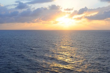 Obraz premium Beautiful sunset view from a cruise on Caribbean sea
