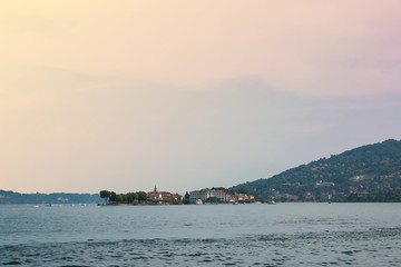 Fototapeta premium Isole Borromee nel lago maggiore al tramonto