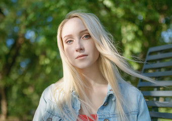 Naklejka premium Summertime portrait of beautiful young woman with blue eyes. Selective focus.
