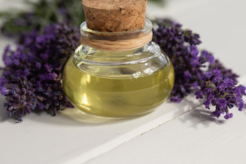 Obraz na płótnie Canvas Enspannendes Lavendelöl für Massagen