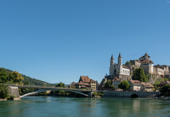 Fototapeta na wymiar Stadt am Fluss in der Schweiz
